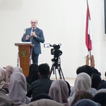 FEB Unissula Hadirkan Prof Bruno dari Harvard