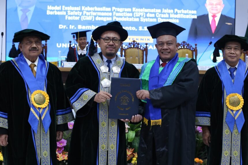 WhatsApp Image 2026-08-19 at 08.29.07 Kembangkan Inovasi Model Prediksi Kecelakaan untuk Mewujudkan Jalan Lebih Aman, Bambang Istiyanto Raih Gelar Doktor di Program Doktor Teknik Sipil Unissula