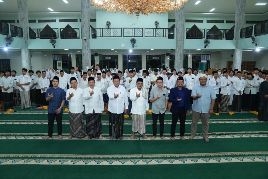 WhatsApp Image 2026-08-21 at 11.16.54 KH Saefudin Ajak Santri Mahasiswa Unissula Amalkan Ilmu Berbakti kepada Orang Tua
