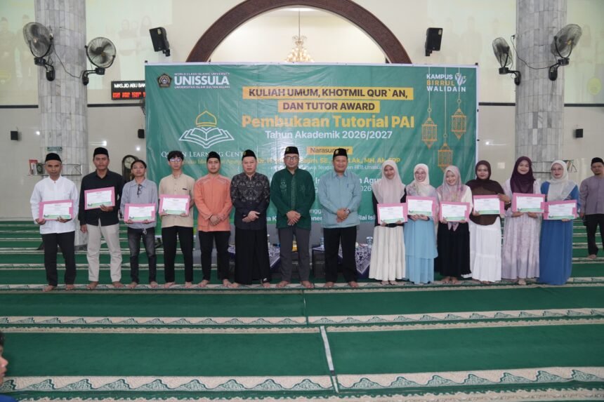 LKPI Unissula Beri Penghargaan kepada 10 Tutor Terbaik