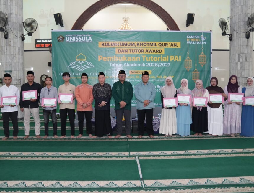 LKPI Unissula Beri Penghargaan kepada 10 Tutor Terbaik